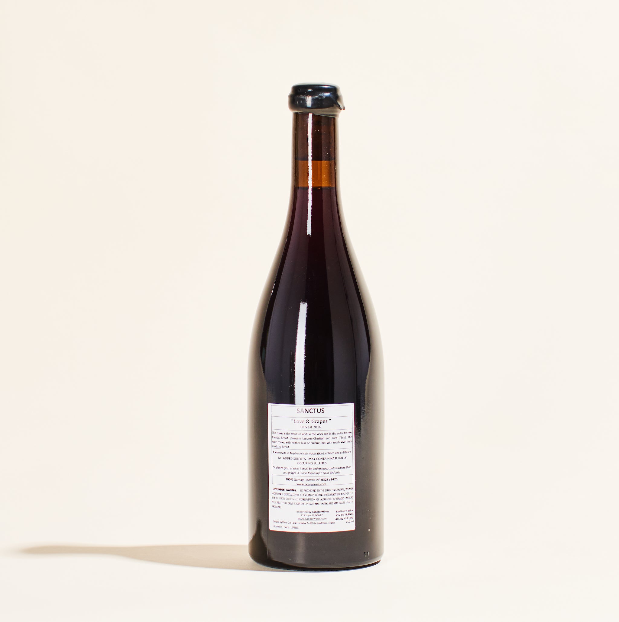 natural red wine bottle sanctus domaine de lecu loire valley france